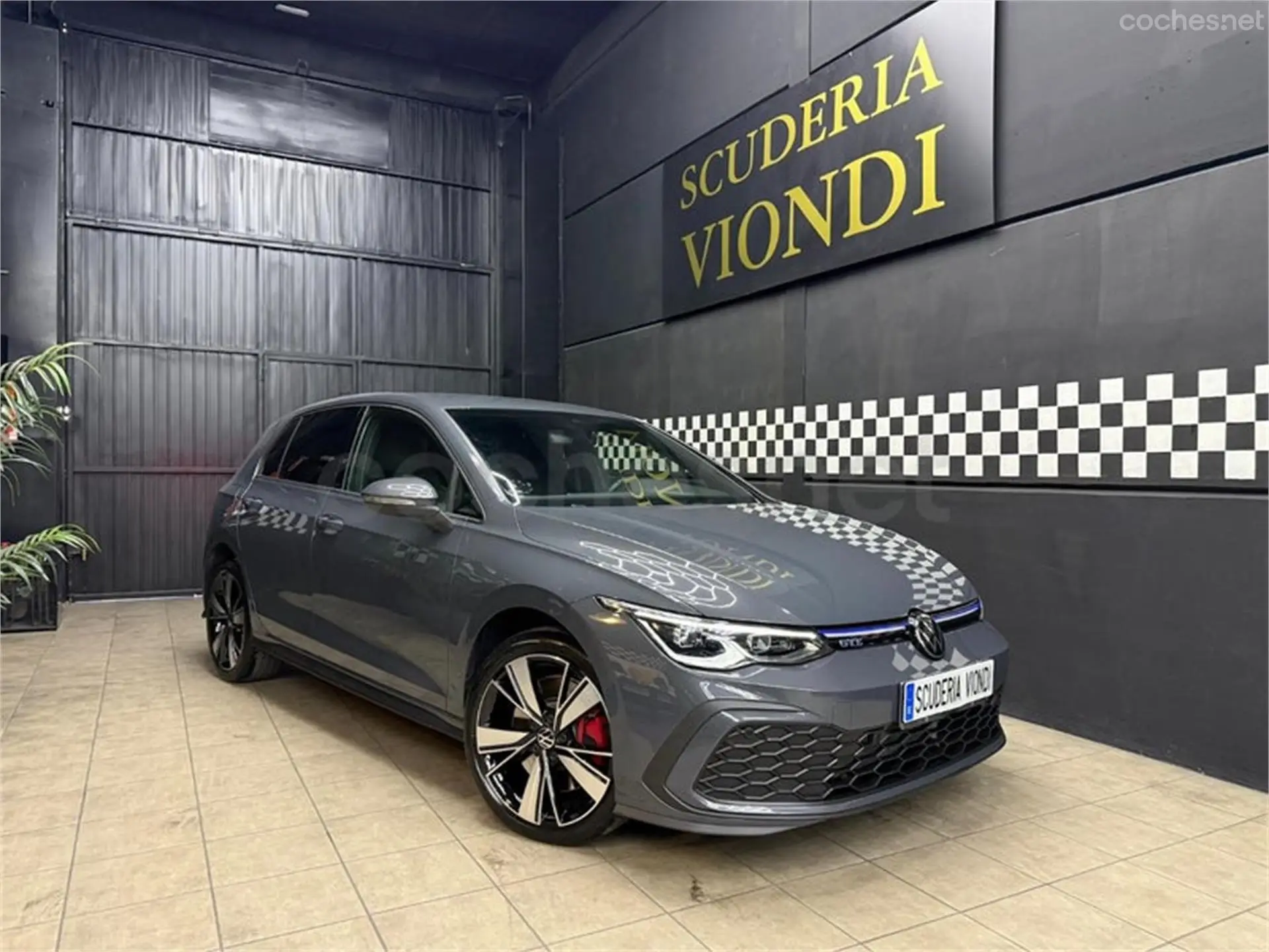 Volkswagen Golf GTE 2023 en la exposición de Scuderia Viondi