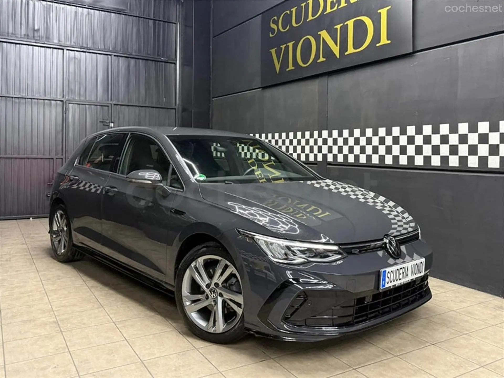 Volkswagen Golf R-Line 2024 en la exposición de Scuderia Viondi